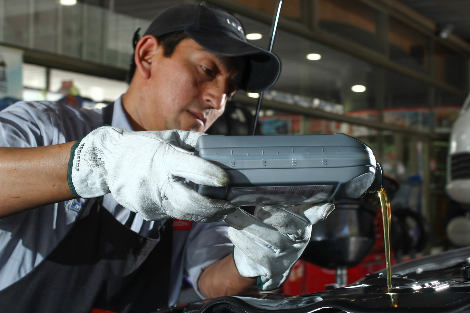 Aceite vertiéndose en el motor